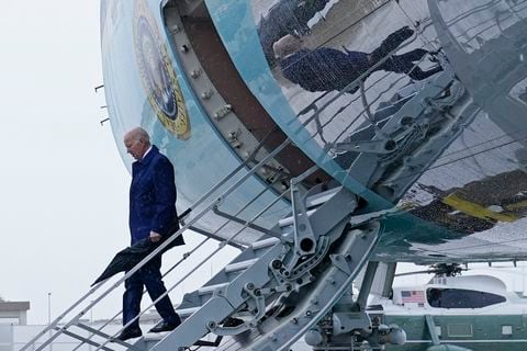 El presidente Joe Biden baja los escalones del Air Force One en la Estación Aérea del Cuerpo de Infantería de Marina Iwakuni en Iwakuni, Japón