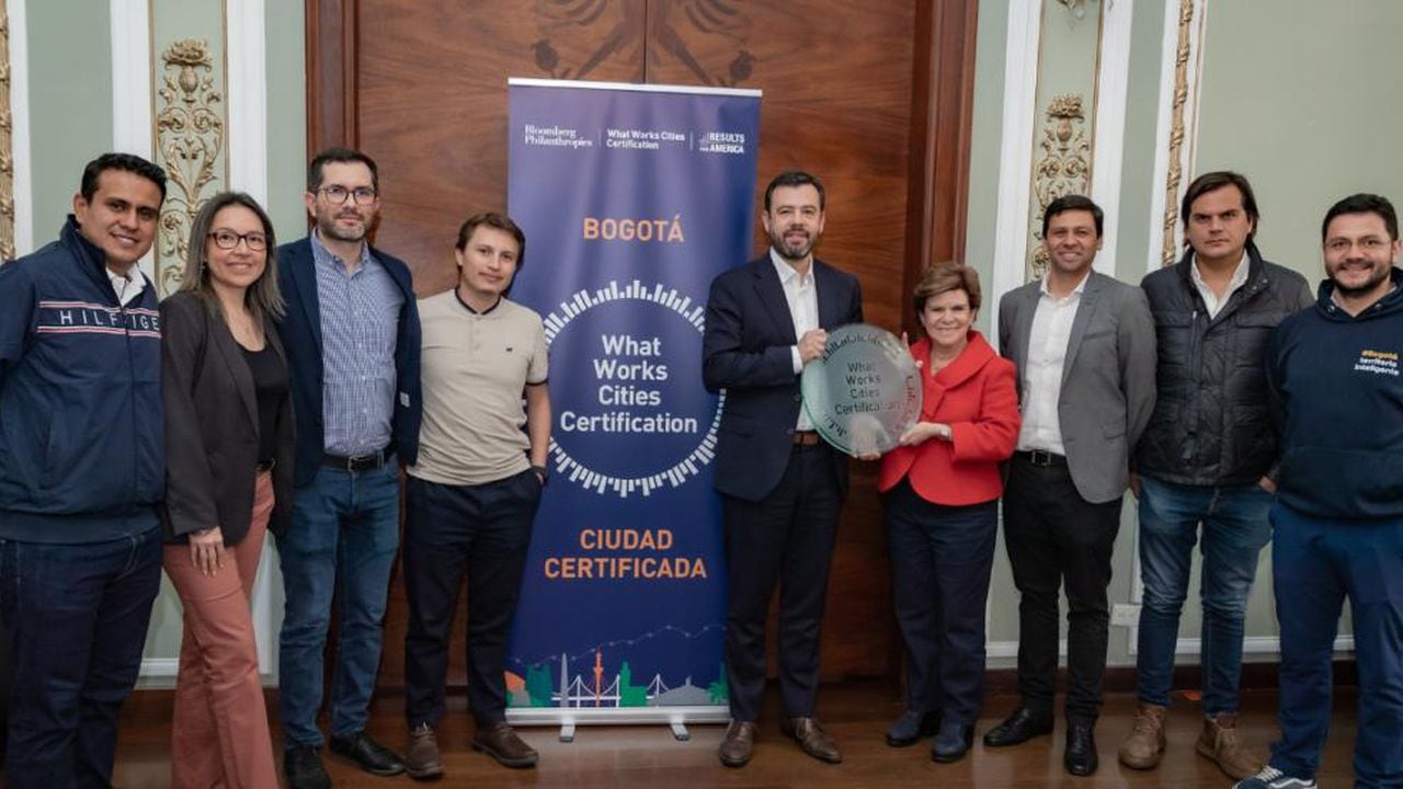 Carlos Fernando Galán, Alcalde Mayor, y Liliana Caballero, secretaria General, recibieron la certificación junto al equipo de la Alta Consejería TIC y del Laboratorio de Innovación Pública de Bogotá - iBO.