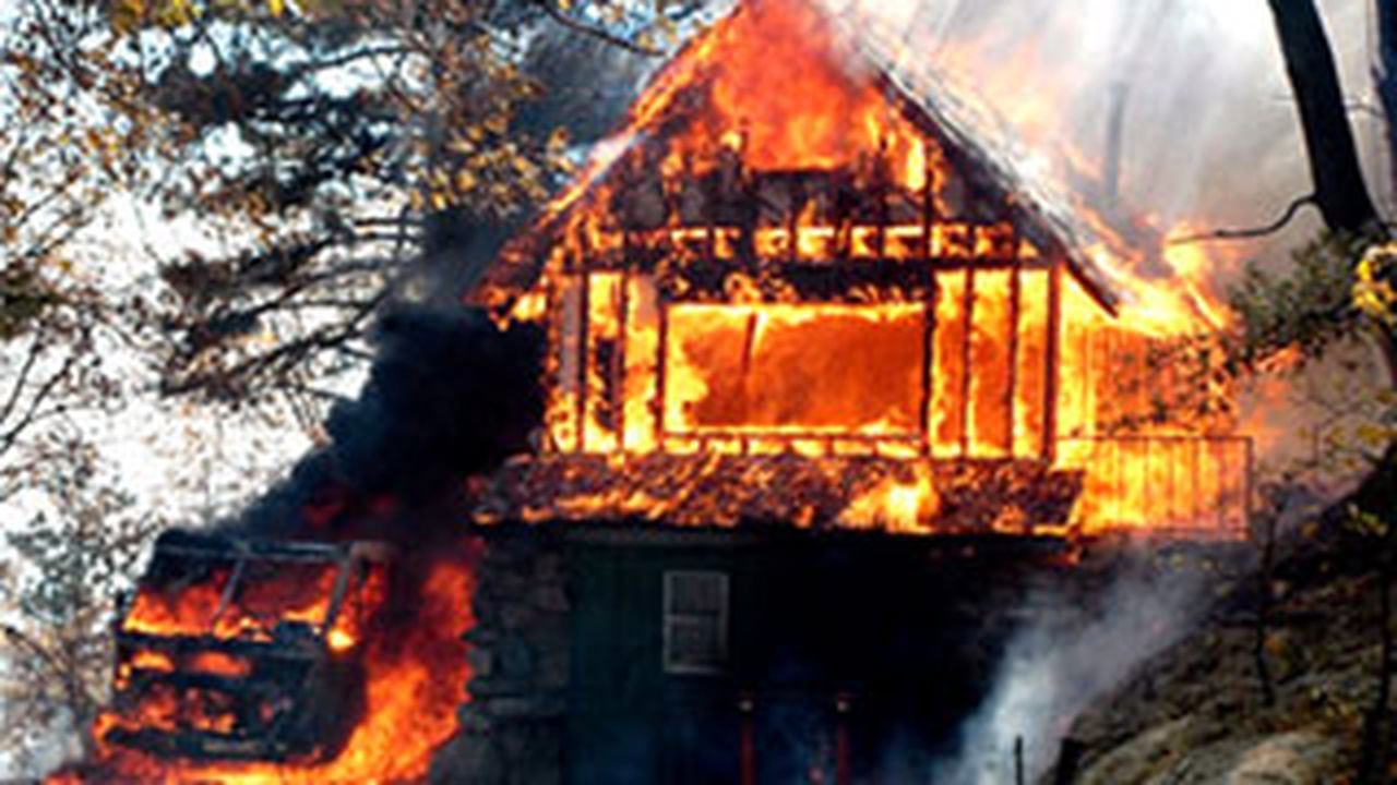 Los ricos de Hollywood huyen ante los devastadores incendios que arrasan  sus lujosas mansiones