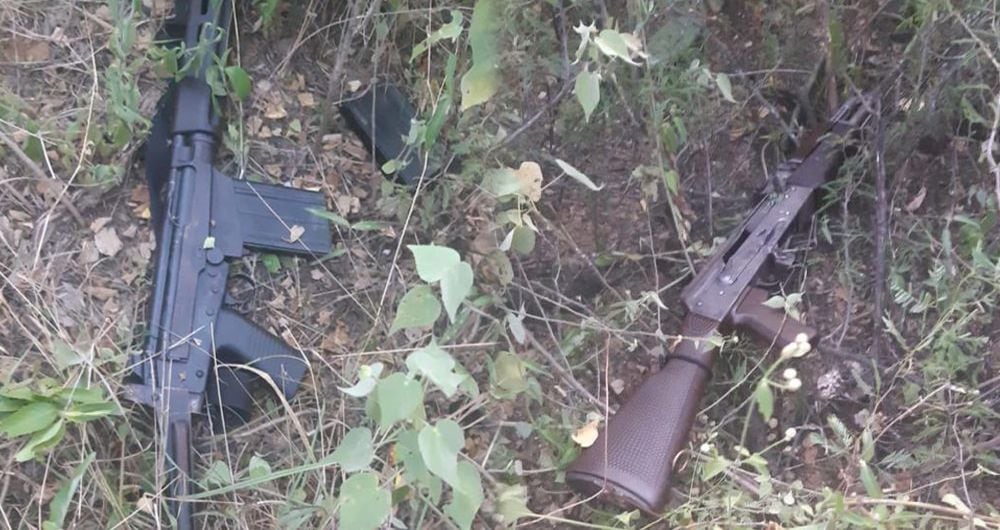 Estos son los fusiles hallados en la zona donde se perpetró el atentado contra el presidente Iván Duque.