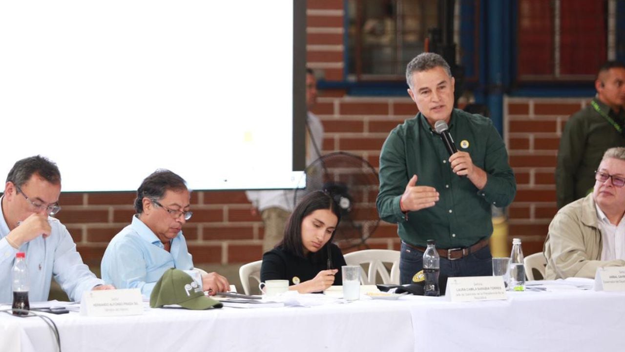 Aníbal Gaviria, gobernador de Antioquia, junto al presidente Gustavo Petro y funcionarios del Gobierno nacional.