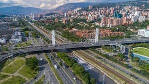 Una vista aérea del puente emblemático de la ciudad de Medellín llamado 4 Sur o (4th South) que conecta los lados occidental y oriental de la ciudad sobre el río Medellín.