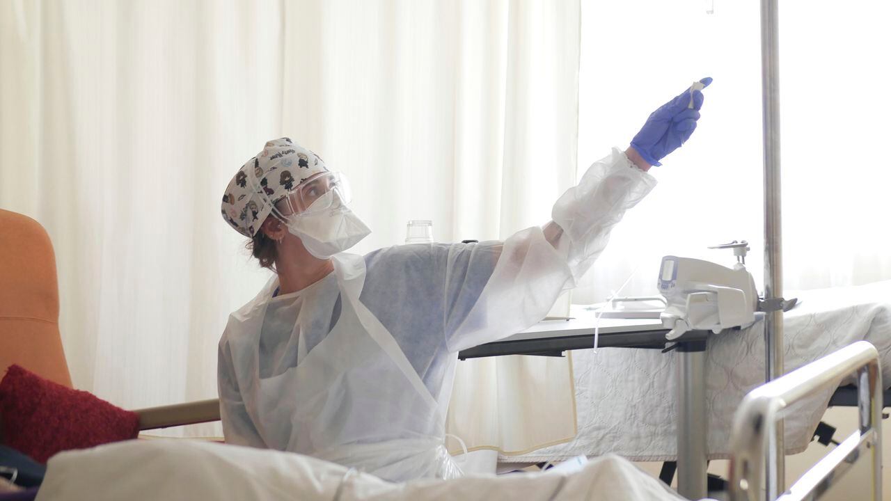 Una enfermera atiende a un paciente con coronavirus en la unidad de terapia intensiva en la clínica Ambroise Pare, en Neuilly-sur-Seine, cerca de París. (AP Foto/Thibault Camus, Archivo)