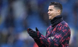 Cristiano Ronaldo del Manchester United aplaude en el calentamiento antes del encuentro de la Liga Premier ante el Leeds United el domingo 20 de febrero del 2022. (AP Foto/Jon Super)