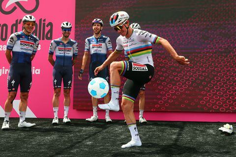 Soudal - Quick Step's Belgian rider Remco Evenepoel dribbles with a ball prior to the sixth stage of the Giro d'Italia 2023 cycling race, 162 km between Naples and Naples, on May 11, 2023. (Photo by Luca Bettini / AFP)