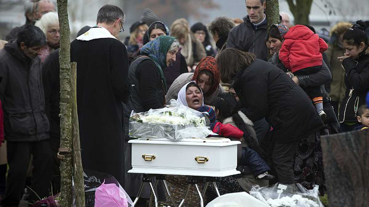 La madre de Maria Francesca llora enfrente del ataúd de su hija, durante el entierro de la bebé en el cementerio de Wissous.