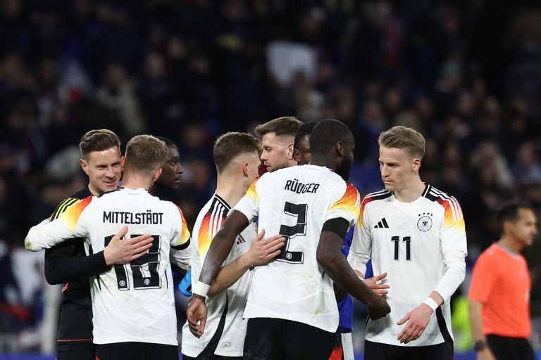 Los jugadores alemanes se felicitan al final del partido amistoso de fútbol entre Francia y Alemania, en el estadio Groupama de Decines-Charpieu, cerca de Lyon, el 23 de marzo de 2024. (Foto de FRANCK FIFE / AFP)