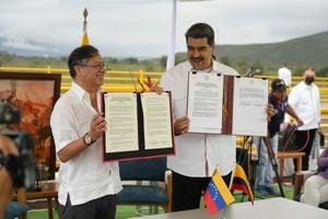 Presidente Gustavo Petro y Nicolás Maduro firmando un acuerdo comercial
