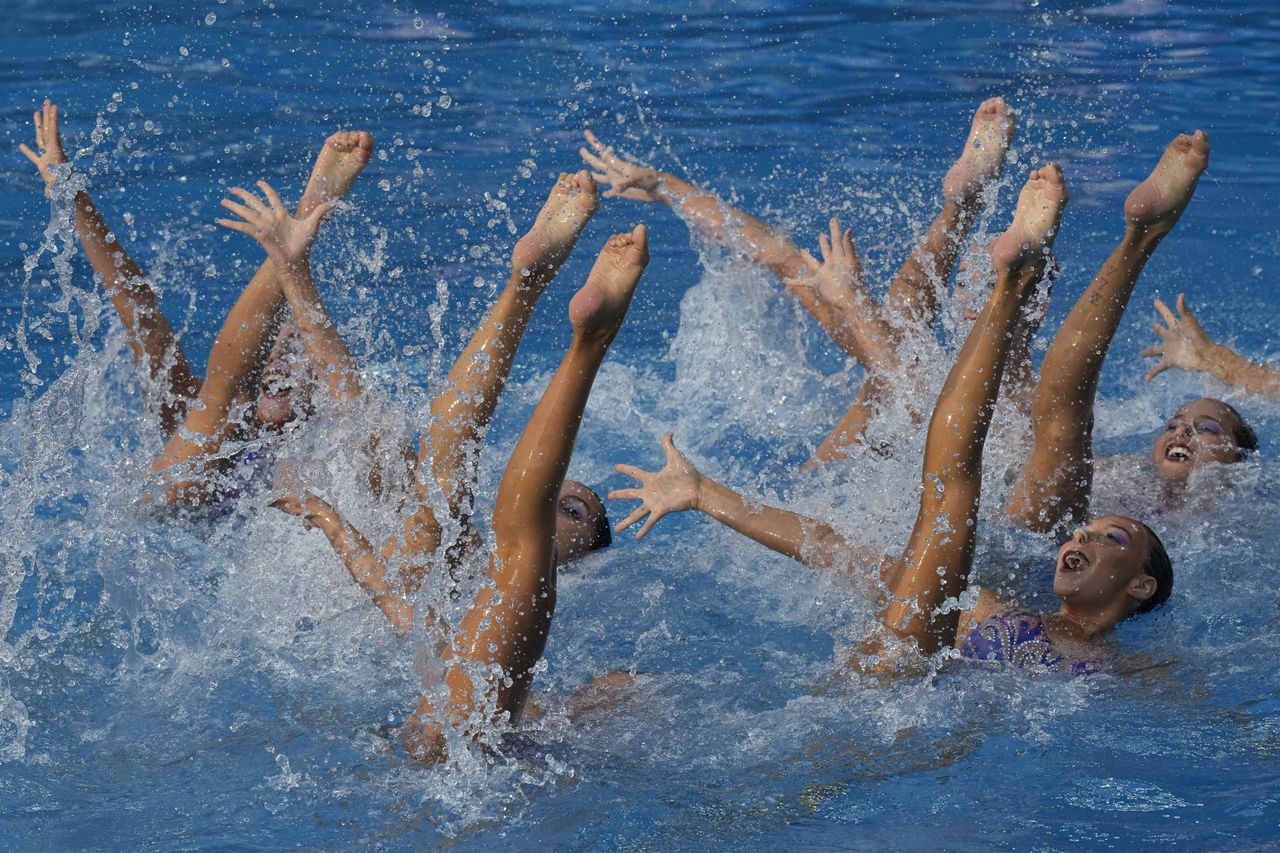 El equipo colombiano de natación artística compite en la final de los Juegos Centroamericanos y del Caribe en San Salvador, el lunes 26 de junio de 2023 (AP Foto/Arnulfo Franco)