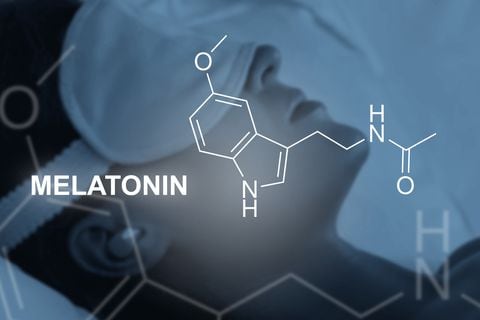 Fórmula esquelética de melatonina y mujer dormida durante la noche