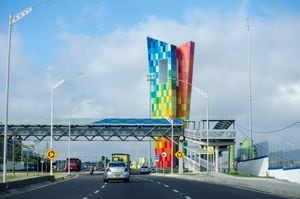 Barranquilla. Colombia - 7 de septiembre de 2019: La Ventana al Mundo, un hermoso monumento se ve en la distancia