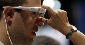 Un visitante prueba el prototipo de las gafas inteligentes de Sony en el Congreso de Móviles (MWC), que se ha inaugurado esta mañana en Barcelona.