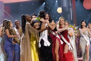 Miss Estados Unidos R'Bonney Gabriel, de espaldas a la cámara en el centro, es abrazada por otras concursantes tras ser coronada Miss Universo en la 71a edición de Miss Universo en Nueva Orleans el sábado 14 de enero de 2023.