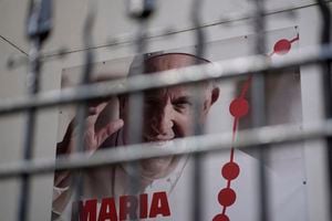 Un cartel con una imagen del papa Francisco anunciando el Día Mundial de la Juventud de 2023 se ve sobre una iglesia en Lisboa, el martes 25 de julio de 2023. (AP Foto/Armando Franca)