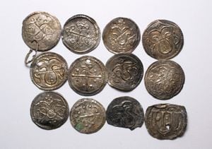 Monedas de plata ocultas de Harald Blue Tooth. Foto: Jani Oravisjärvi, Museo Nacional de Finlandia.