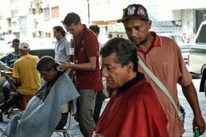 Los precarios ingresos de los barberos de calle los tientan a seguir el camino de miles de venezolanos que emigran por la situación.