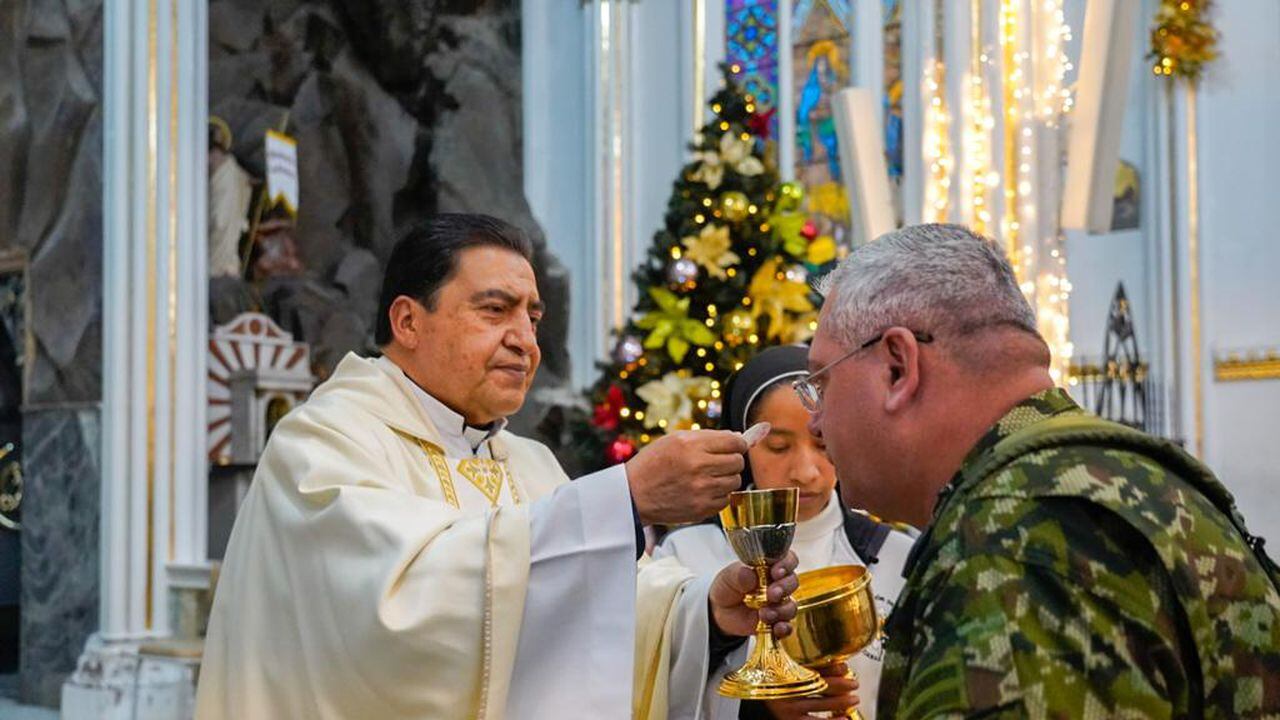 El general Helder Fernán Giraldo, comandante de las Fuerzas Militares, en el   Santuario de Nuestra Señora del Rosario de Las Lajas, en Ipiales (Nariño)