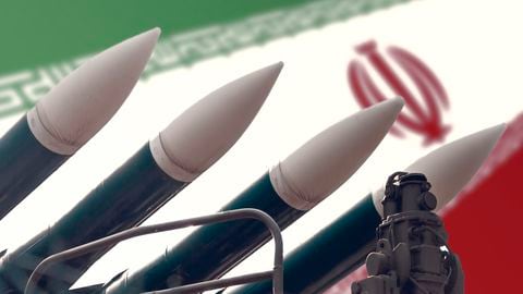 Misiles de crucero en el fondo de la bandera de Irán. El concepto de conflicto militar en el Golfo Pérsico. La amenaza de guerra.