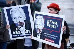 La gente se manifiesta en apoyo de Julian Assange, el martes 20 de febrero de 2024 en París. Los abogados de Julian Assange abrieron el martes en Londres un último recurso legal en el Reino Unido para impedir que el fundador de WikiLeaks sea enviado a Estados Unidos para enfrentar cargos de espionaje, argumentando que las autoridades estadounidenses buscan castigarlo por exponer graves actos criminales cometidos por el Estado estadounidense