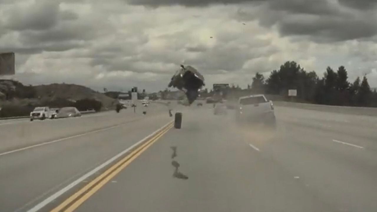 Un impresionante accidente se produjo en California, Estados Unidos, cuando una camioneta perdió una de las llantas cuando transitaba gran velocidad por una concurrida autopista.