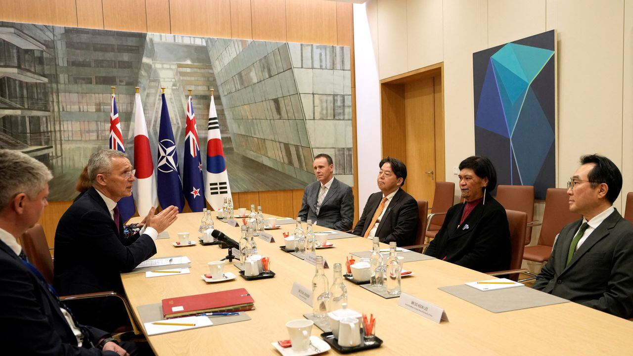 El Secretario General de la OTAN, Jens Stoltenberg, habla con el Jefe de Misión Adjunto de Australia, David Dutton, el Ministro de Relaciones Exteriores de Japón, Yoshimasa Hayashi, la Ministra de Relaciones Exteriores de Nueva Zelanda, Nanaia Mahuta, y el Representante Especial de Corea del Sur, Lee Do-hoon