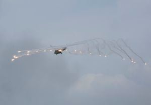 El helicóptero Surion del ejército de Corea del Sur dispara bengalas durante Corea del Sur-EE.UU. simulacros militares conjuntos