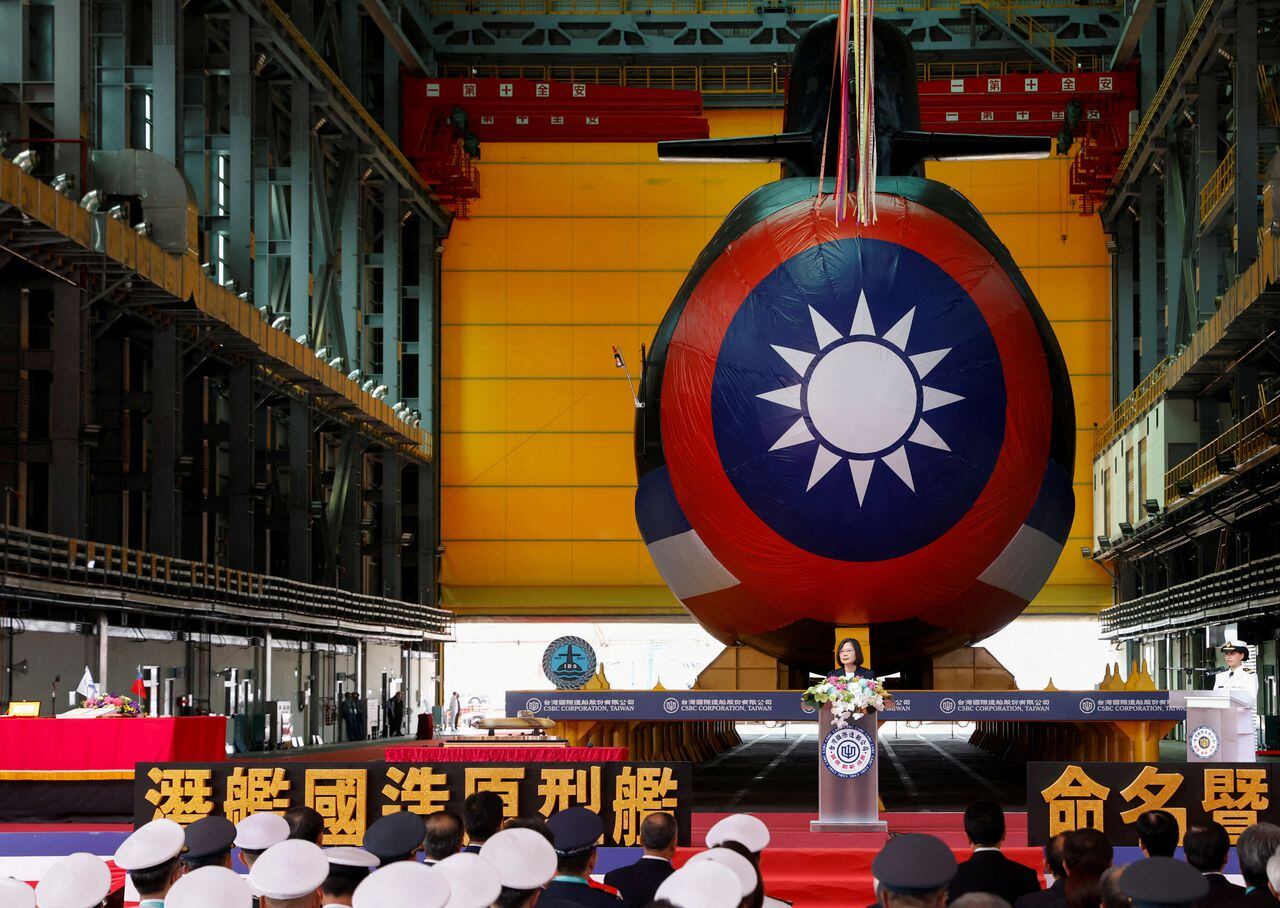El presidente de Taiwán, Tsai Ing-wen, asiste a la ceremonia de lanzamiento del Narwhal, su primer submarino construido en el país, en Kaohsiung, Taiwán, el 28 de septiembre de 2023.