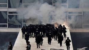 Las fuerzas de seguridad operan mientras manifestantes contra el presidente, Luiz Inácio Lula da Silva, están en el Palacio de Planalto, en Brasilia, Brasil, el 8 de enero de 2023.