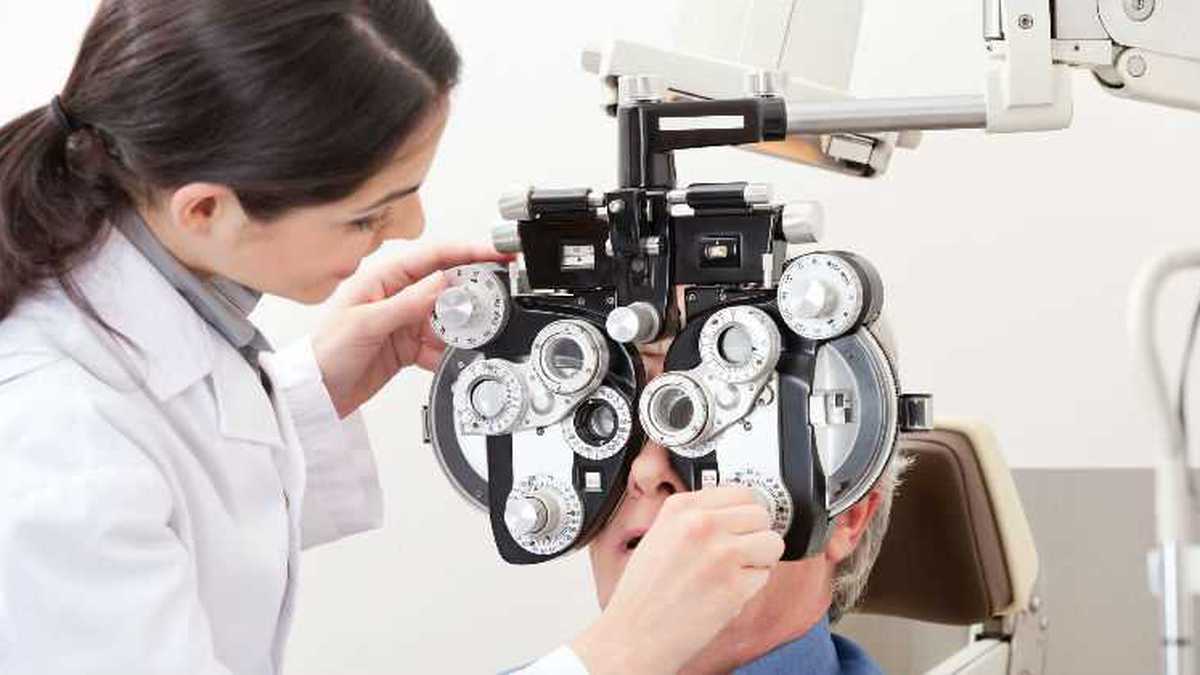 Los expertos recomiendan realizarse exámenes de los ojos por lo menos cada año. 