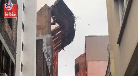 Un incendio de grandes proporciones se registró en un céntrico barrio de Sidney la capital de Australia que produjo el colapso de un edificio de siete piso, reportaron las autoridades de ese país.