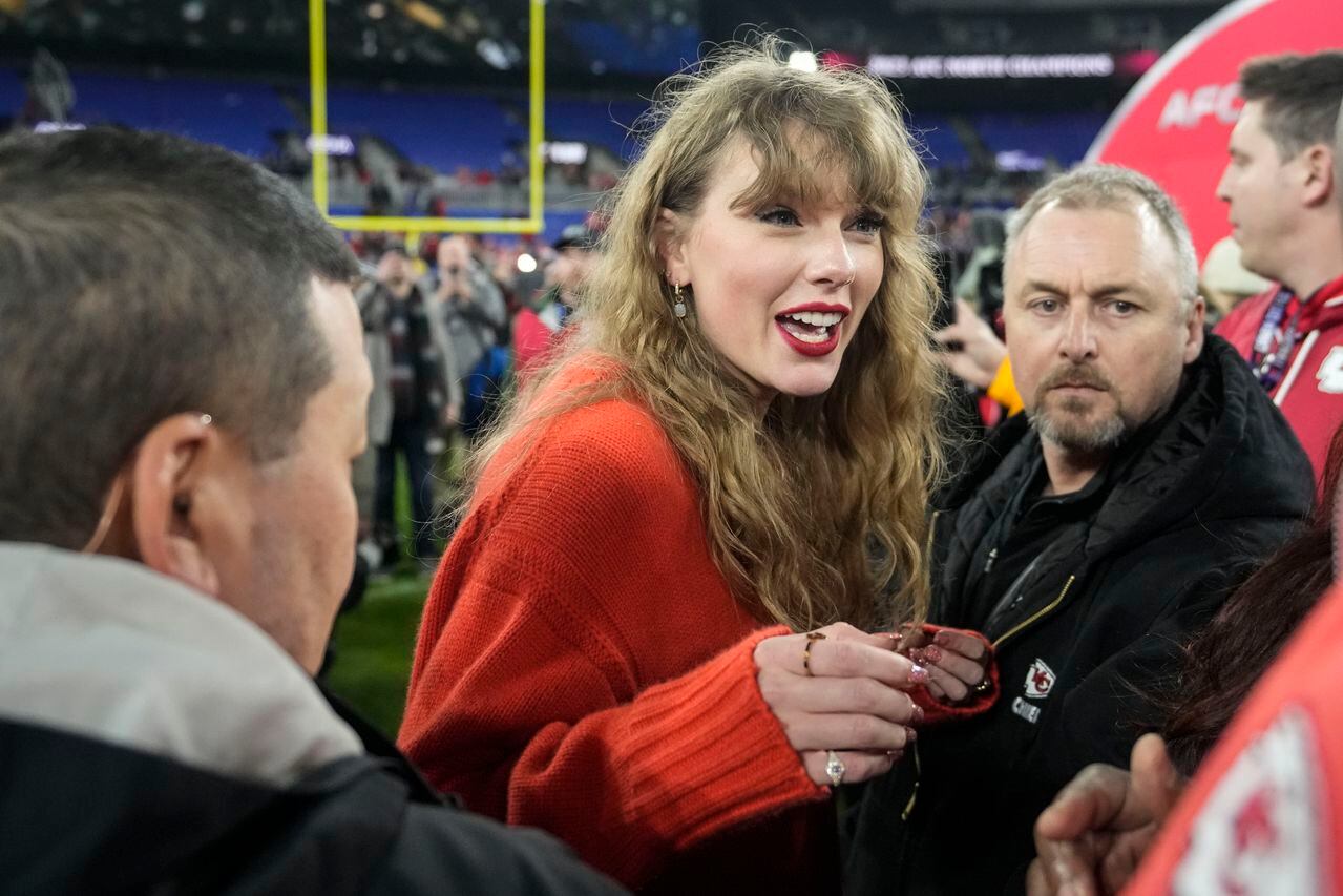 Taylor Swift charla en la cancha después del partido de campeonato AFC NFL entre los Ravens de Baltimore y los Chiefs de Kansas City el domingo 28 de enero de 2024, en Baltimore.