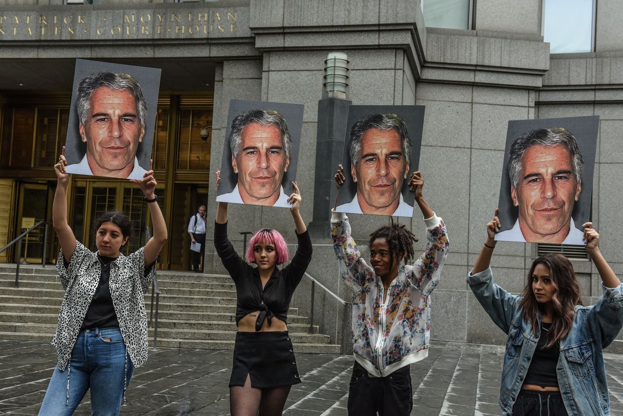 Un grupo de protesta llamado "Hot Mess" sostiene carteles de Jeffrey Epstein frente al juzgado federal el 8 de julio de 2019 en la ciudad de Nueva York.