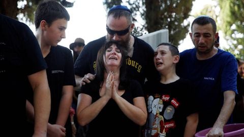 Funeral de una mujer muerta en un ataque de Hamás durante un festival.