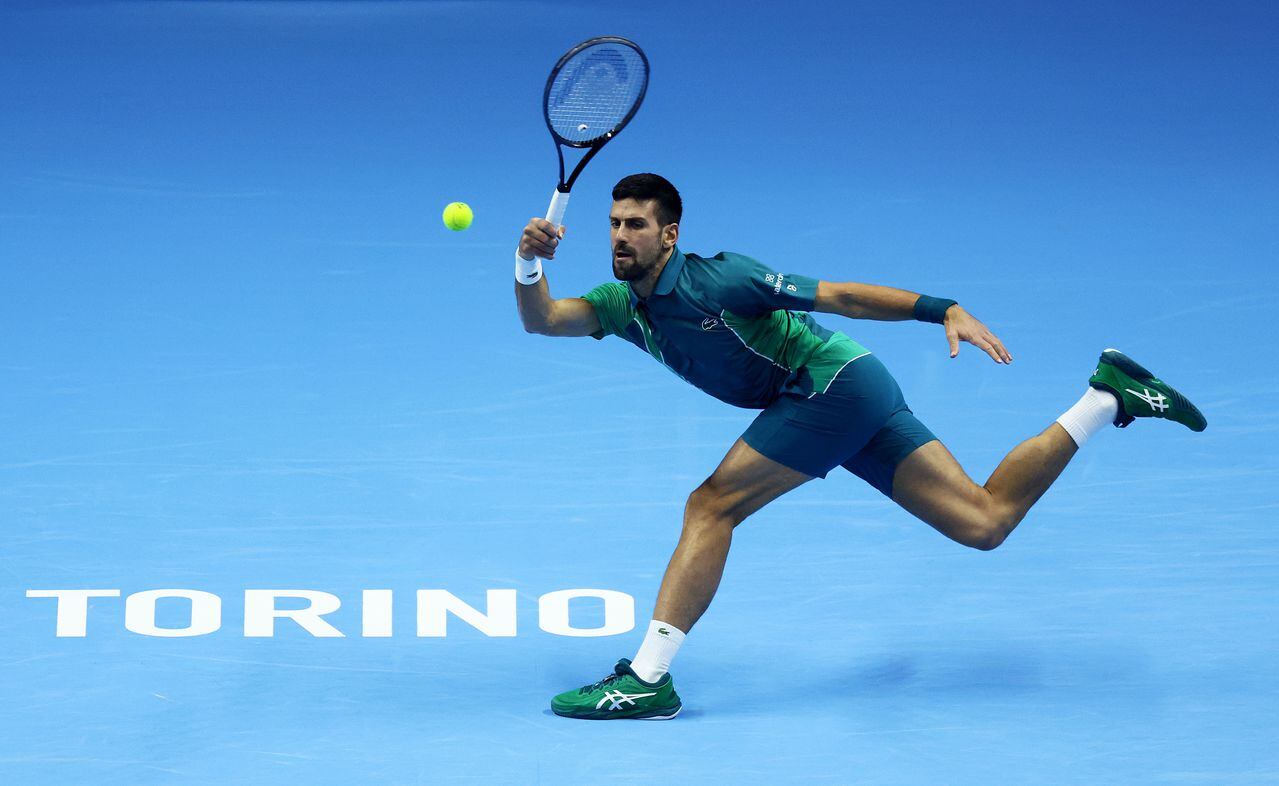 Novak Djokovic de Serbia juega un derechazo contra Carlos Alcaraz de España durante el partido de la semifinal individual masculina en el séptimo día de las Nitto ATP Finals en el Pala Alpitour el 18 de noviembre de 2023 en Turín, Italia.