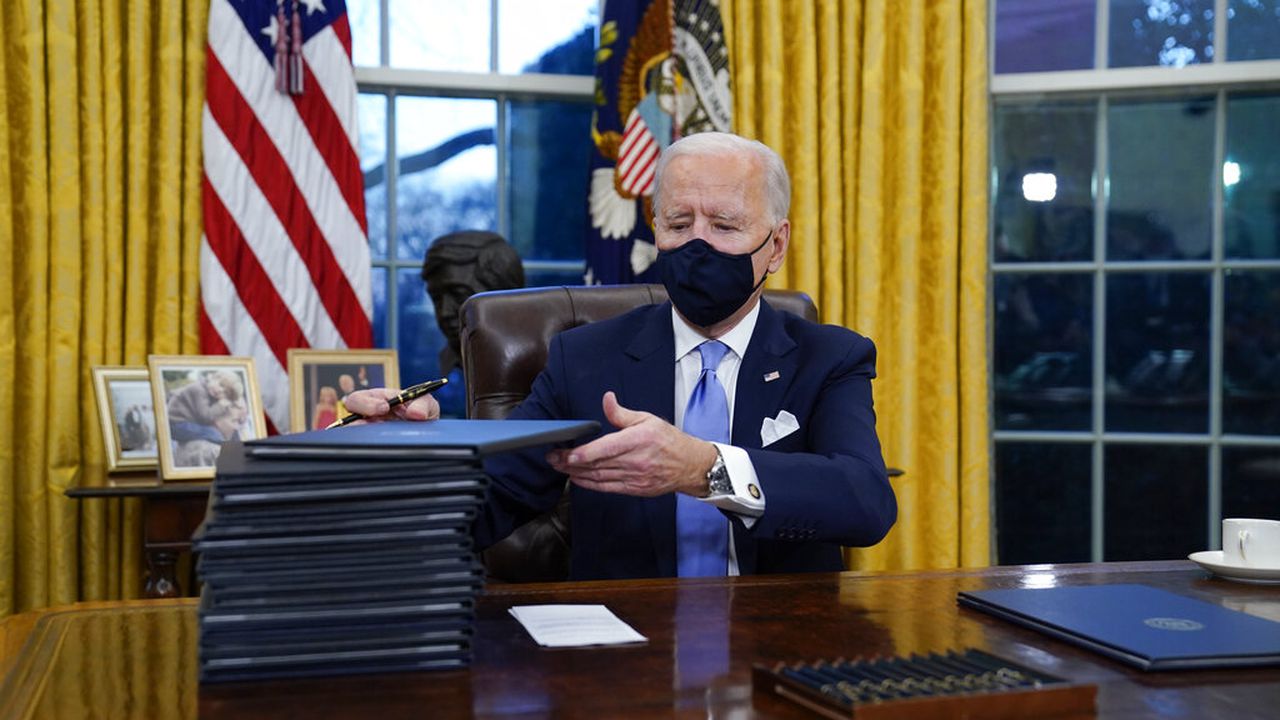 Joe Biden en el Salón Oval firmando varios decretos que revierten las políticas impuestas por Donald Trump.