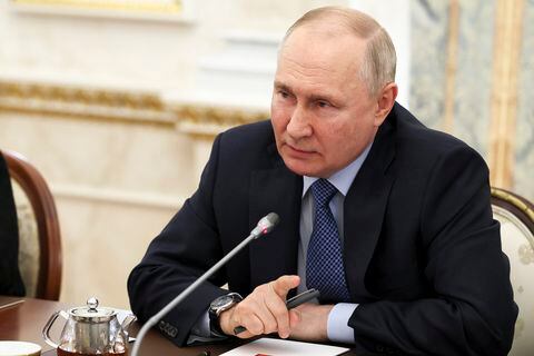 El presidente ruso Vladimir Putin habla durante una reunión con corresponsales de guerra rusos que cubren una operación militar especial en el Kremlin en Moscú, Rusia