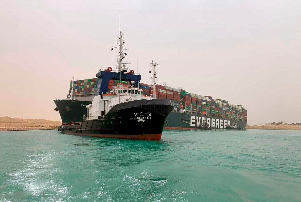 Movilizan remolcadores y dragas para desbloquear gigantesco barco en el canal de Suez
