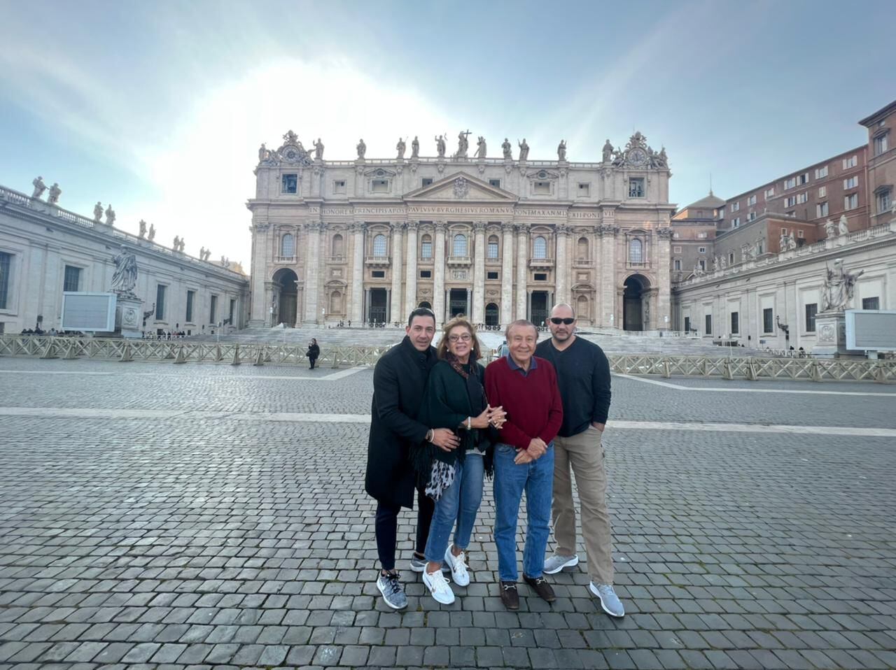 La familia de Rodolfo Hernández en Roma, minutos antes del encuentro papal.