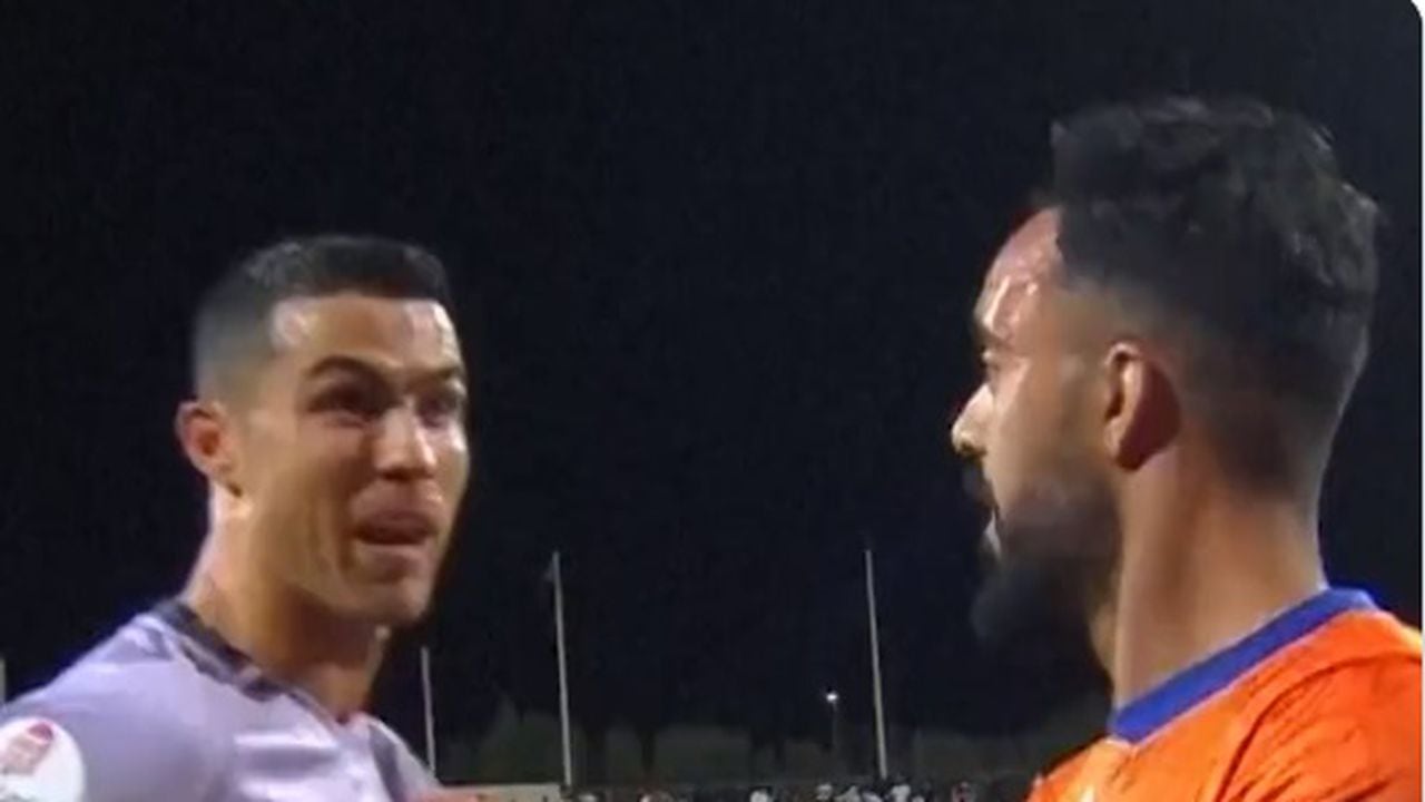 Cristiano Ronaldo enfurece con un rival luego de partido de Al-Rayyan.
