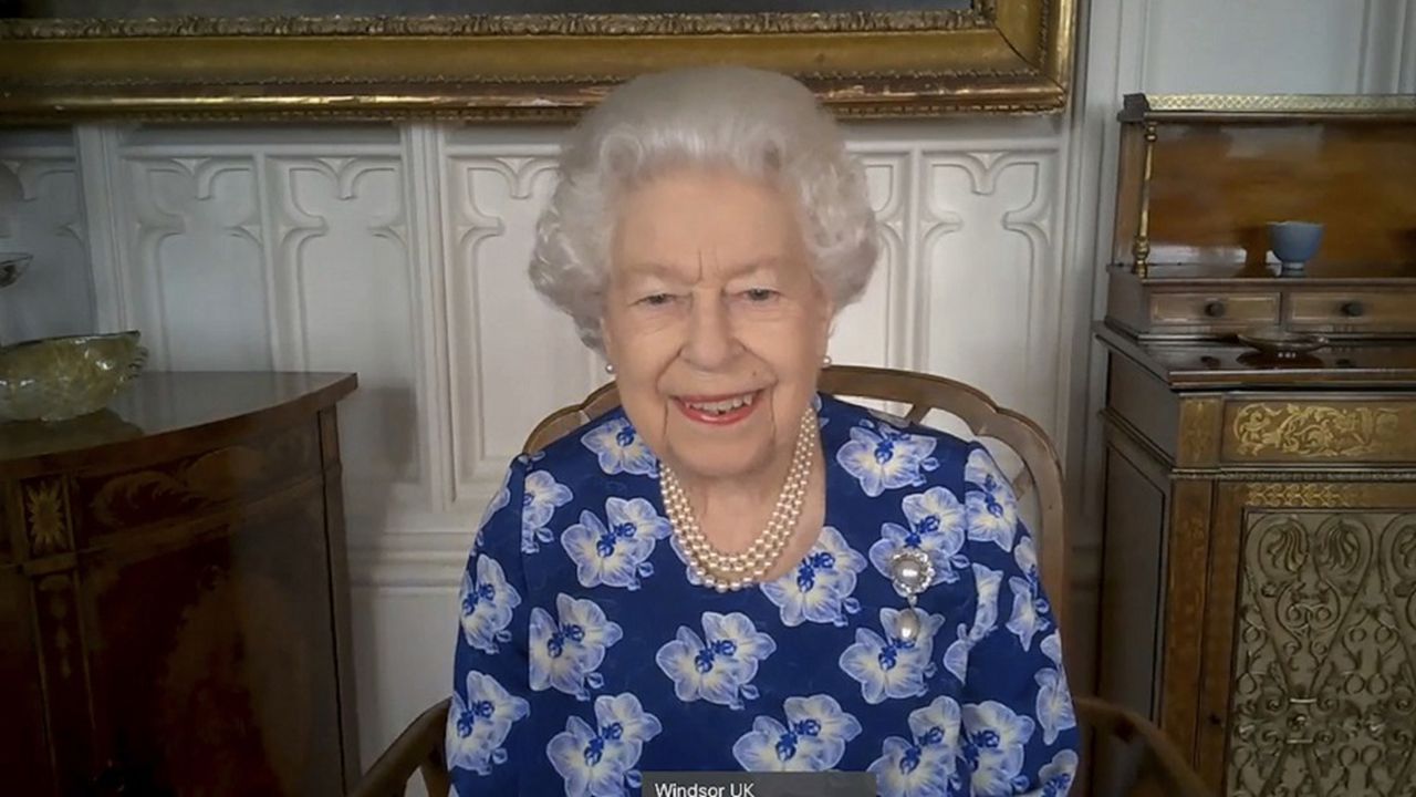 Imagen de la reina Isabel II durante la videollamada  (Buckingham Palace via AP)