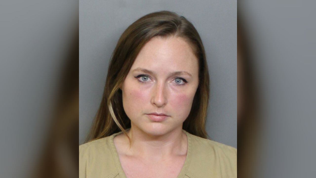 Maestra en Florida fue arrestada por ocultar a un menor de edad reportado como desaparecido