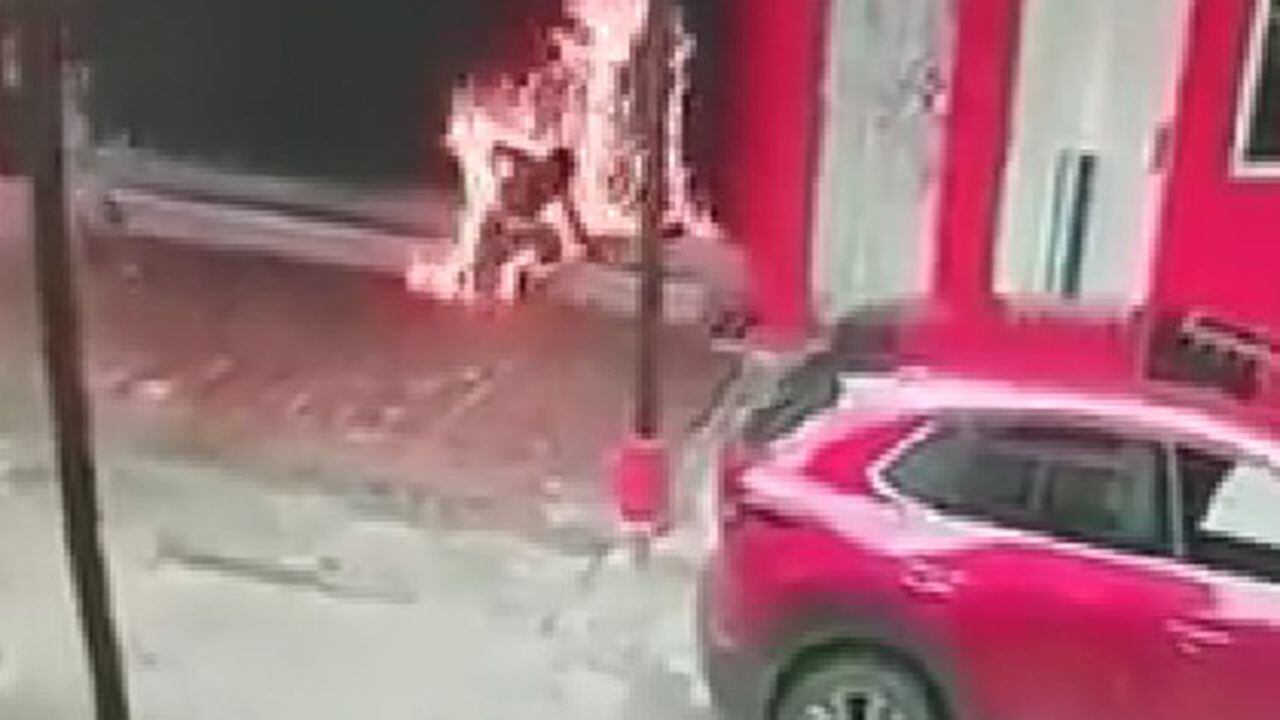 Momento en el que el habitante de calle se levanta pidiendo ayuda, luego arder en llamas.