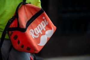 Una bolsa de entrega Rappi de un mensajero el 11 de diciembre de 2020, en Bogotá, Colombia (Foto de Sebastian Barros / NurPhoto a través de Getty Images)