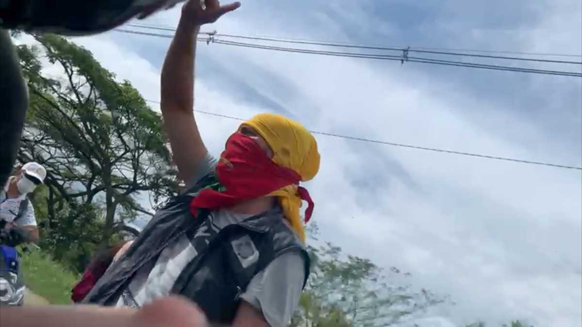 Video: hombre en un bloqueo les advierte a los ciudadanos de Cali que hay paro armado a partir de este lunes