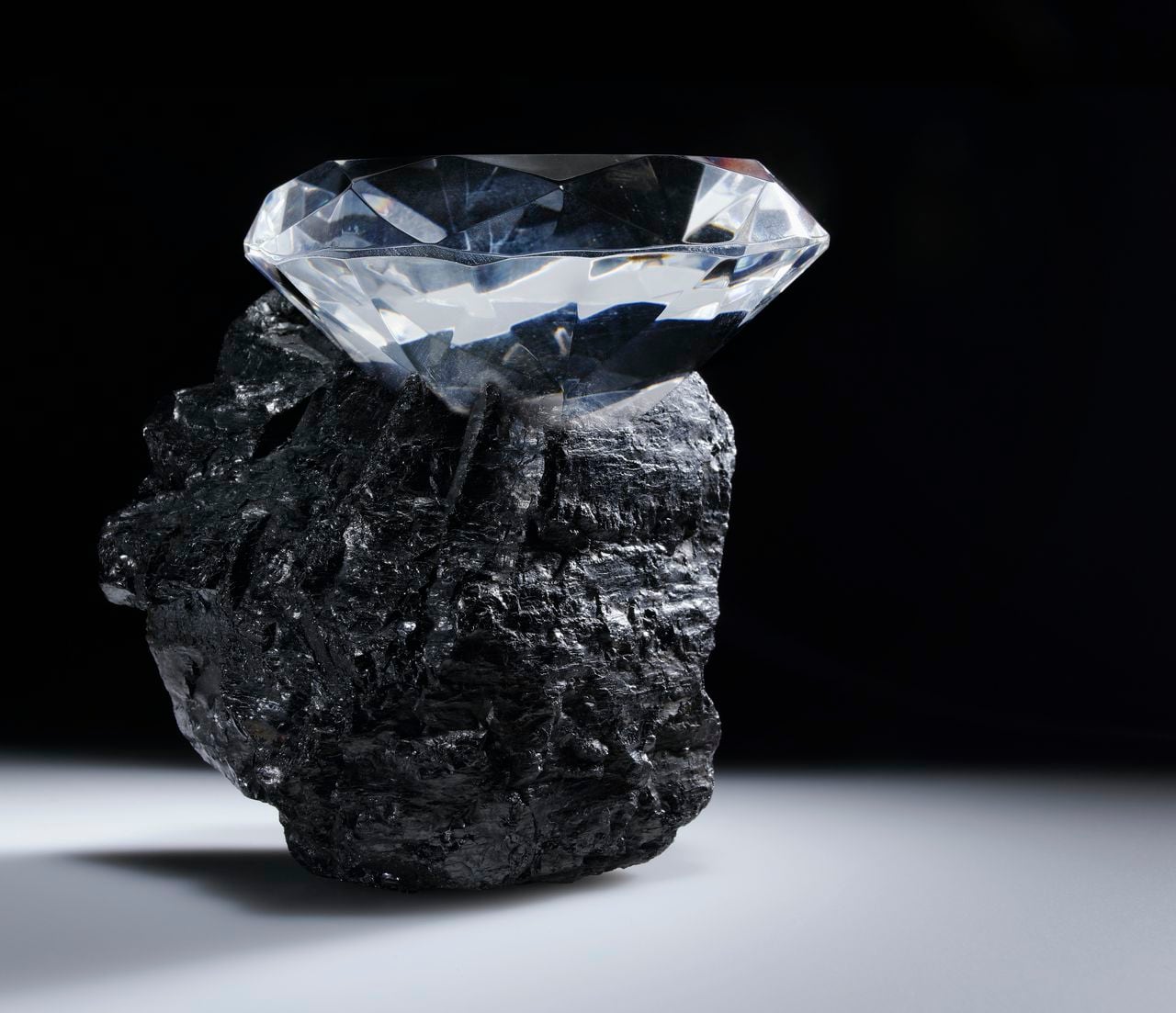 Parte superior del gran diamante que sobresale de un trozo de carbón