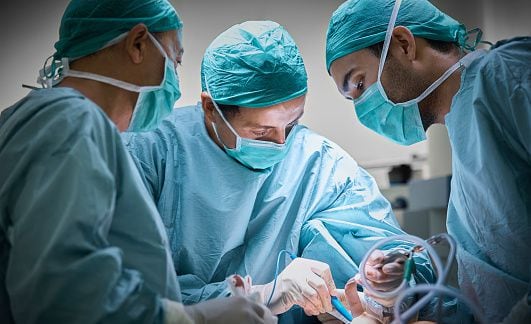 Médicos de un hospital del sureste de Polonia retiraron a una paciente un quiste de casi cien kilos en uno de sus ovarios, en una intervención que sorprendió a los expertos.