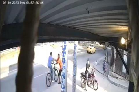 En el video se puede ver la forma en la que el delincuente se abalanzó sobre el joven para poder hurtarle su bicicleta.