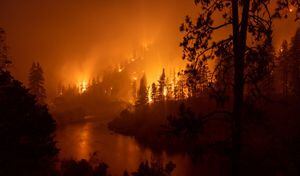 Las llamas siguen arrasando con inmensas hectáreas de bosque en el Klamath National Forest en California