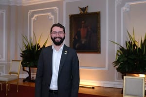 El nombramiento de Álvaro Moisés Ninco Daza como embajador de Colombia en México ha causado polémica por su falta de experiencia.