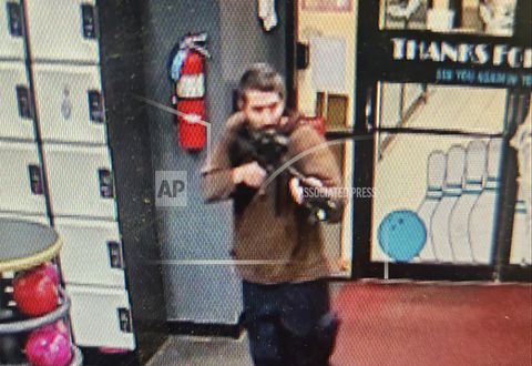 En esta imagen difundida por el Departamento de Policía del condado Androscoggin se ve a un hombre armado no identificado que apunta su fusil mientras ingresa al local Sparetime Recreation, el miércoles 25 de octubre de 2023, en Lewiston, Maine.